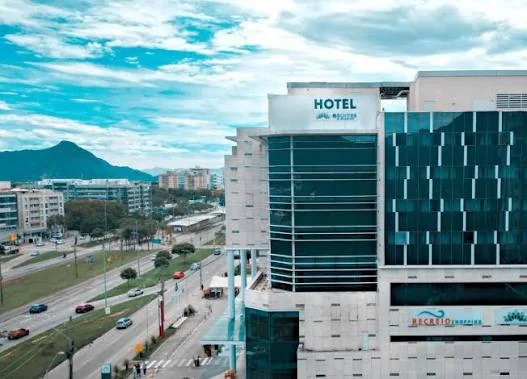 Fachada do eSuites Hotel Recreio Shopping, no Rio de Janeiro.
